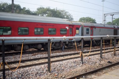 Amritsar, Hindistan, 15 Ağustos 2025 - Amritsar tren istasyonunda sabah treni, Amritsar, Punjab tren istasyonunda renkli tren