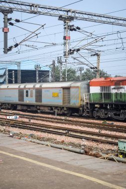 Amritsar, Hindistan, 15 Ağustos 2025 - Amritsar tren istasyonunda sabah treni, Amritsar, Punjab tren istasyonunda renkli tren