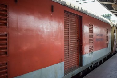 Amritsar, Hindistan, 15 Ağustos 2025 - Amritsar tren istasyonunda sabah treni, Amritsar, Punjab tren istasyonunda renkli tren