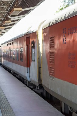 Amritsar, Hindistan, 15 Ağustos 2025 - Amritsar tren istasyonunda sabah treni, Amritsar, Punjab tren istasyonunda renkli tren