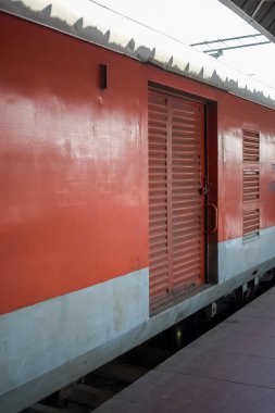 Amritsar, Hindistan, 15 Ağustos 2025 - Amritsar tren istasyonunda sabah treni, Amritsar, Punjab tren istasyonunda renkli tren