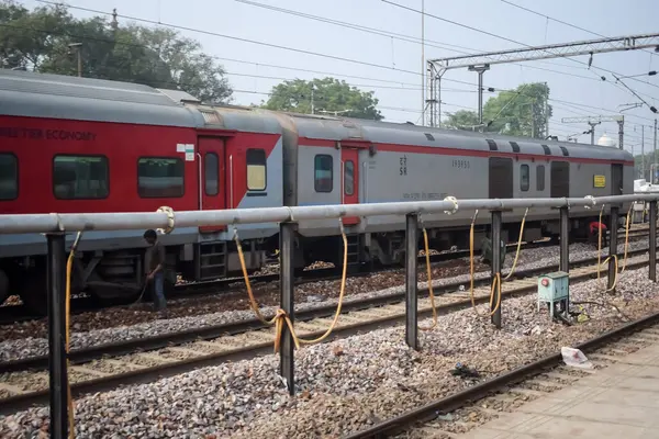 Amritsar, Hindistan, 15 Ağustos 2025 - Amritsar tren istasyonunda sabah treni, Amritsar, Punjab tren istasyonunda renkli tren