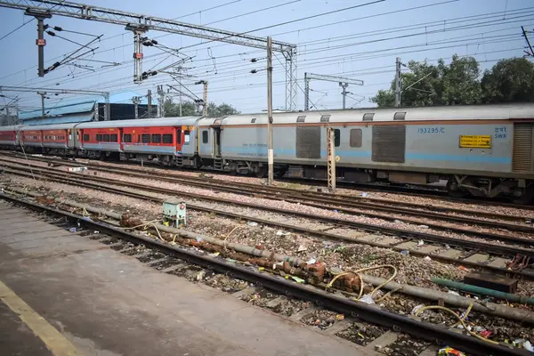 Amritsar, Hindistan, 15 Ağustos 2025 - Amritsar tren istasyonunda sabah treni, Amritsar, Punjab tren istasyonunda renkli tren