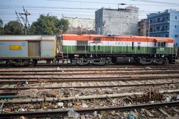 Amritsar, Hindistan, 15 Ağustos 2025 - Amritsar tren istasyonunda sabah treni, Amritsar, Punjab tren istasyonunda renkli tren