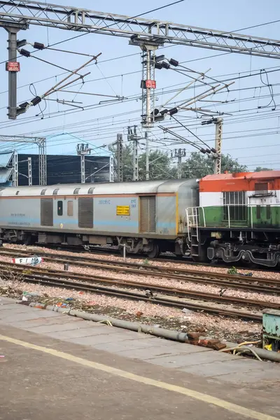 Amritsar, Hindistan, 15 Ağustos 2025 - Amritsar tren istasyonunda sabah treni, Amritsar, Punjab tren istasyonunda renkli tren