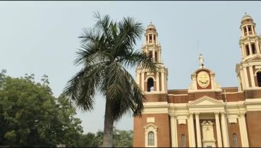 Connaught Place, Delhi, Hindistan 'daki Sacred Heart Katedrali. Orta Delhi' deki Katedral Kilisesi 'nin dışındaki güzel mimari manzara.