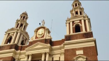 Connaught Place, Delhi, Hindistan 'daki Sacred Heart Katedrali. Orta Delhi' deki Katedral Kilisesi 'nin dışındaki güzel mimari manzara.