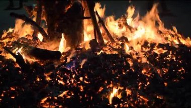 Siyah arka planda alevler, alev alev dokusu arka planda, çok güzel, ateş yanıyor, ateş odun ve inek gübresi ateşiyle yanıyor.