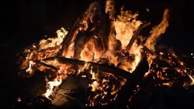 Siyah arka planda alevler, alev alev dokusu arka planda, çok güzel, ateş yanıyor, ateş odun ve inek gübresi ateşiyle yanıyor.