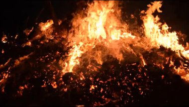 Siyah arka planda alevler, alev alev dokusu arka planda, çok güzel, ateş yanıyor, ateş odun ve inek gübresi ateşiyle yanıyor.