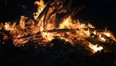 Siyah arka planda alevler, alev alev dokusu arka planda, çok güzel, ateş yanıyor, ateş odun ve inek gübresi ateşiyle yanıyor.