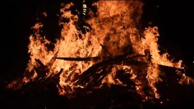 Siyah arka planda alevler, alev alev dokusu arka planda, çok güzel, ateş yanıyor, ateş odun ve inek gübresi ateşiyle yanıyor.