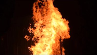 Siyah arka planda alevler, alev alev dokusu arka planda, çok güzel, ateş yanıyor, ateş odun ve inek gübresi ateşiyle yanıyor.