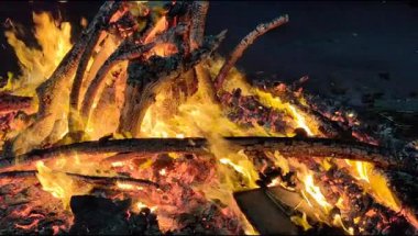 Siyah arka planda alevler, alev alev dokusu arka planda, çok güzel, ateş yanıyor, ateş odun ve inek gübresi ateşiyle yanıyor.