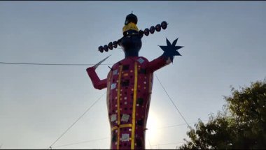 Dussehra festivali sırasında Dussehra 'da, Hindistan, Delhi' de Ramleela 'da, Ravana' nın büyük heykeli, Dussera Fuarı sırasında, Lord Rama 'nın zaferini kutlamak için ateşlendi.