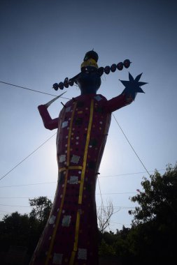 Dussehra festivali sırasında Dussehra 'da, Hindistan, Delhi' de Ramleela 'da, Ravana' nın büyük heykeli, Dussera Fuarı sırasında, Lord Rama 'nın zaferini kutlamak için ateşlendi.