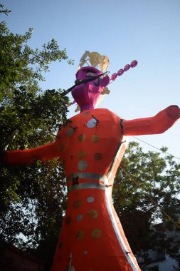 Dussehra festivali sırasında Dussehra 'da, Hindistan, Delhi' de Ramleela 'da, Ravana' nın büyük heykeli, Dussera Fuarı sırasında, Lord Rama 'nın zaferini kutlamak için ateşlendi.