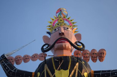 Dussehra festivali sırasında Dussehra 'da, Hindistan, Delhi' de Ramleela 'da, Ravana' nın büyük heykeli, Dussera Fuarı sırasında, Lord Rama 'nın zaferini kutlamak için ateşlendi.