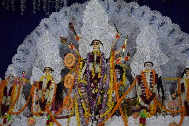 Tanrıça Durga, geleneksel görünüşüyle Jhilmil Kolonisi Delhi 'de, Durga Puja Idol' da, Hindistan 'ın en büyük Hindu festivali