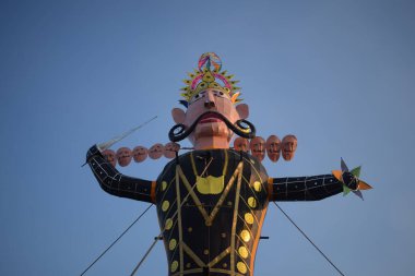 Dussehra festivali sırasında Dussehra 'da, Hindistan, Delhi' de Ramleela 'da, Ravana' nın büyük heykeli, Dussera Fuarı sırasında, Lord Rama 'nın zaferini kutlamak için ateşlendi.