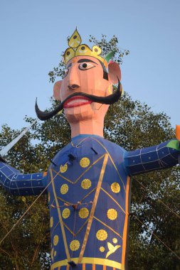Dussehra festivali sırasında Dussehra 'da, Hindistan, Delhi' de Ramleela 'da, Ravana' nın büyük heykeli, Dussera Fuarı sırasında, Lord Rama 'nın zaferini kutlamak için ateşlendi.