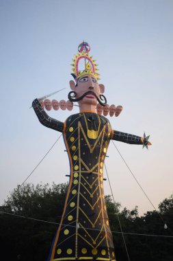 Dussehra festivali sırasında Dussehra 'da, Hindistan, Delhi' de Ramleela 'da, Ravana' nın büyük heykeli, Dussera Fuarı sırasında, Lord Rama 'nın zaferini kutlamak için ateşlendi.