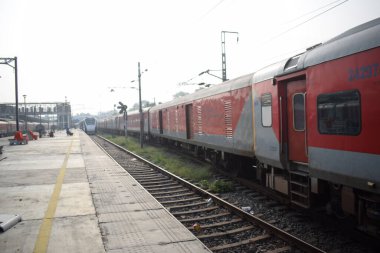 Amritsar, Hindistan, 15 Ağustos 2025 - Amritsar tren istasyonunda sabah treni, Amritsar, Punjab tren istasyonunda renkli tren