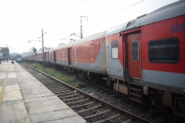 Amritsar, Hindistan, 15 Ağustos 2025 - Amritsar tren istasyonunda sabah treni, Amritsar, Punjab tren istasyonunda renkli tren
