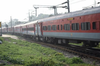Amritsar, Hindistan, 15 Ağustos 2025 - Amritsar tren istasyonunda sabah treni, Amritsar, Punjab tren istasyonunda renkli tren