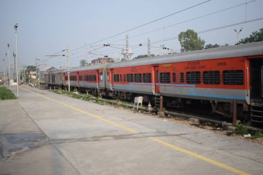 Amritsar, Hindistan, 15 Ağustos 2025 - Amritsar tren istasyonunda sabah treni, Amritsar, Punjab tren istasyonunda renkli tren