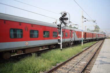Amritsar, Hindistan, 15 Ağustos 2025 - Amritsar tren istasyonunda sabah treni, Amritsar, Punjab tren istasyonunda renkli tren