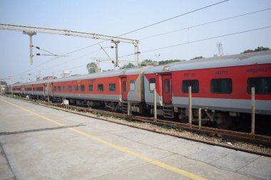 Amritsar, Hindistan, 15 Ağustos 2025 - Amritsar tren istasyonunda sabah treni, Amritsar, Punjab tren istasyonunda renkli tren