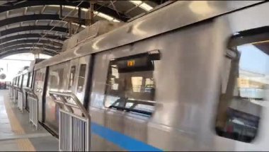 Yeni Delhi, Hindistan, 16 Nisan 2025 - Delhi treni Yeni Delhi, Hindistan, Asya 'daki Jhandewalan metro istasyonuna varıyor.