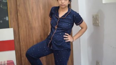 Evde yoga yapan genç Hintli bir kadın çevrimiçi yoga seansında güzel bir kız temel yoga pozisyonunda Asyalı bir kadın kapalı alanda yoga yapıyor. 