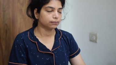 Evde yoga yapan genç Hintli bir kadın çevrimiçi yoga seansında güzel bir kız temel yoga pozisyonunda Asyalı bir kadın kapalı alanda yoga yapıyor. 