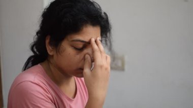 Evde yoga yapan genç Hintli bir kadın çevrimiçi yoga seansında güzel bir kız temel yoga pozisyonunda Asyalı bir kadın kapalı alanda yoga yapıyor. 