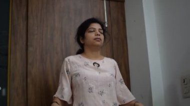 Evde yoga yapan genç Hintli bir kadın çevrimiçi yoga seansında güzel bir kız temel yoga pozisyonunda Asyalı bir kadın kapalı alanda yoga yapıyor. 