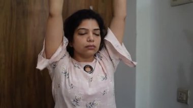 Evde yoga yapan genç Hintli bir kadın çevrimiçi yoga seansında güzel bir kız temel yoga pozisyonunda Asyalı bir kadın kapalı alanda yoga yapıyor. 