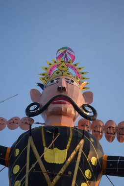 Dussehra festivali sırasında Dussehra 'da, Hindistan, Delhi' de Ramleela 'da, Ravana' nın büyük heykeli, Dussera Fuarı sırasında, Lord Rama 'nın zaferini kutlamak için ateşlendi.