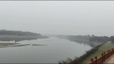 Tac Mahal 'in yedi dünya harikası arasında yer alan muhteşem manzarası. Bulutlu bir günde ünlü Hint İslami mirası, Taj Mahal Yamuna Nehri 'nin güney kıyısında yer alıyor.