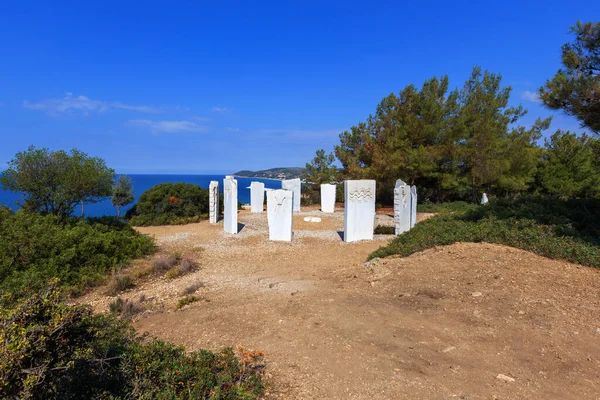 Limenaria 'da taç. Thassos adasındaki Limenaria' nın yukarısındaki bir tepede mevsimlere göre daire şeklinde oyulmuş 12 beyaz taş. Stonehenge.