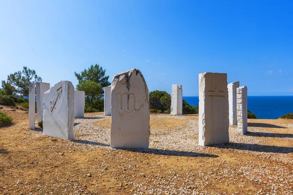 Limenaria 'da taç. Thassos adasındaki Limenaria' nın yukarısındaki bir tepede mevsimlere göre daire şeklinde oyulmuş 12 beyaz taş. Stonehenge.