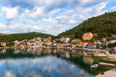 Hırvatistan 'da romantik körfez, köyde güneş doğarken manzara .