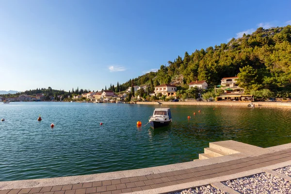 Hırvatistan 'da romantik körfez, köyde güneş doğarken manzara.