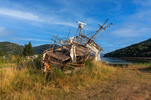 Wreck Decaying Fishing Boat Lying Shore Sea — Stock Photo, Image