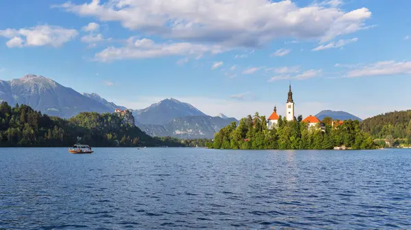 Lake Bled Small Island Which Church Stands Castle Standing Rock — Stock Photo, Image
