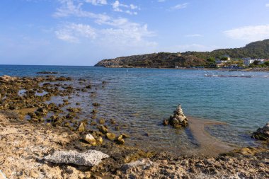 Rodos adası, sahilde büyük taşlarla kaplı bir sahil ve taşların arasında küçük deniz gölleri var.