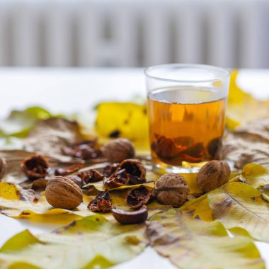 Ceviz yapraklarının üzerine konmuş cevizler.