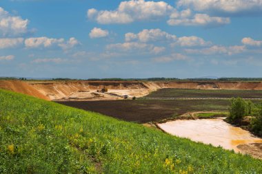 Arka planda Palava tepeleri olan Güney Moravya 'daki kum madenciliği..