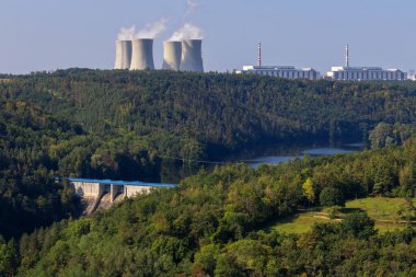 Dukovany nükleer enerji santralinin çevresindeki manzara. Önde, Mohel bozkırı ve su deposu olan bir vadi var..